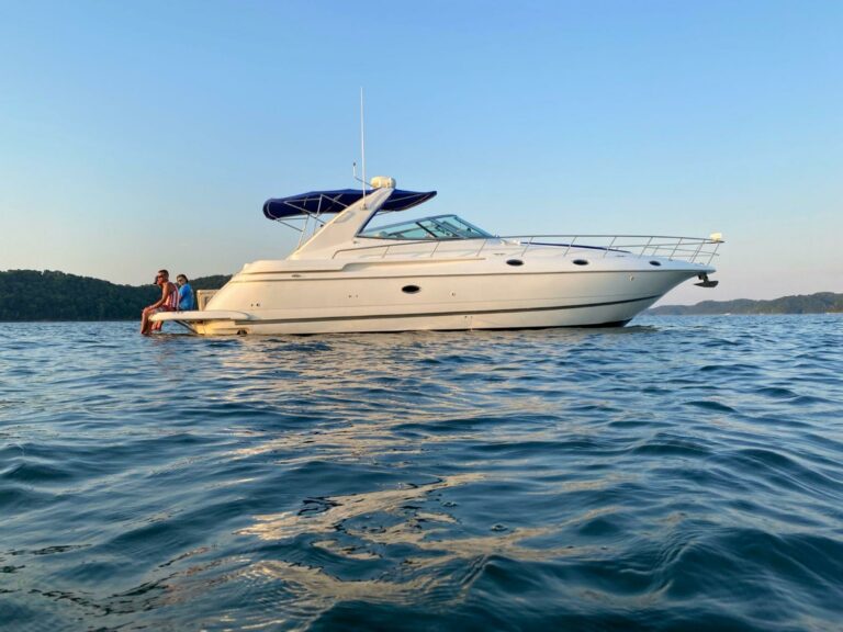 2000 Cruisers Yachts 4270 Express
