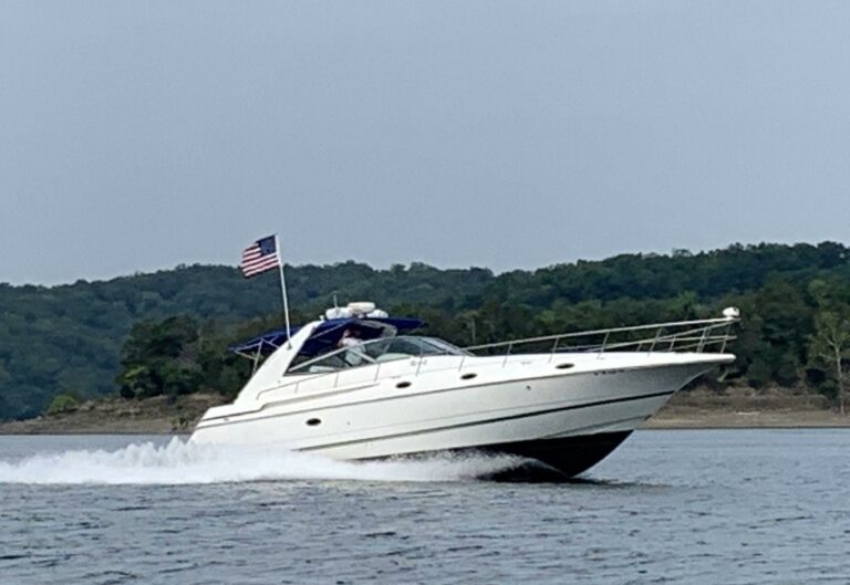 2000 Cruisers Yachts 4270 Express - photo 3