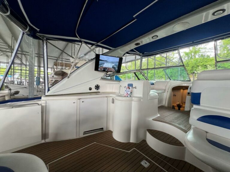 2000 Cruisers Yachts 4270 Express - photo 9