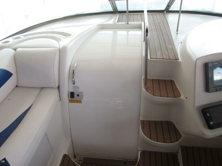 2000 Cruisers Yachts 4270 Express - photo 15