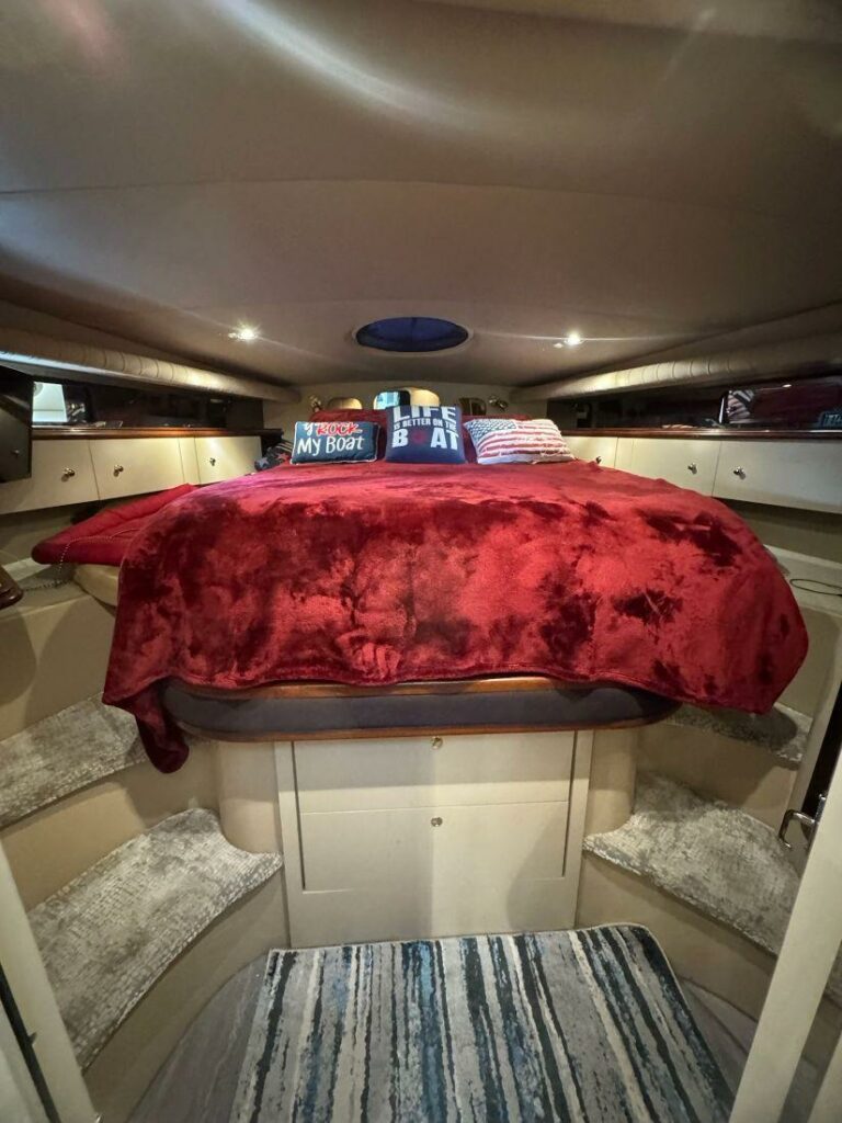 2000 Cruisers Yachts 4270 Express - photo 18