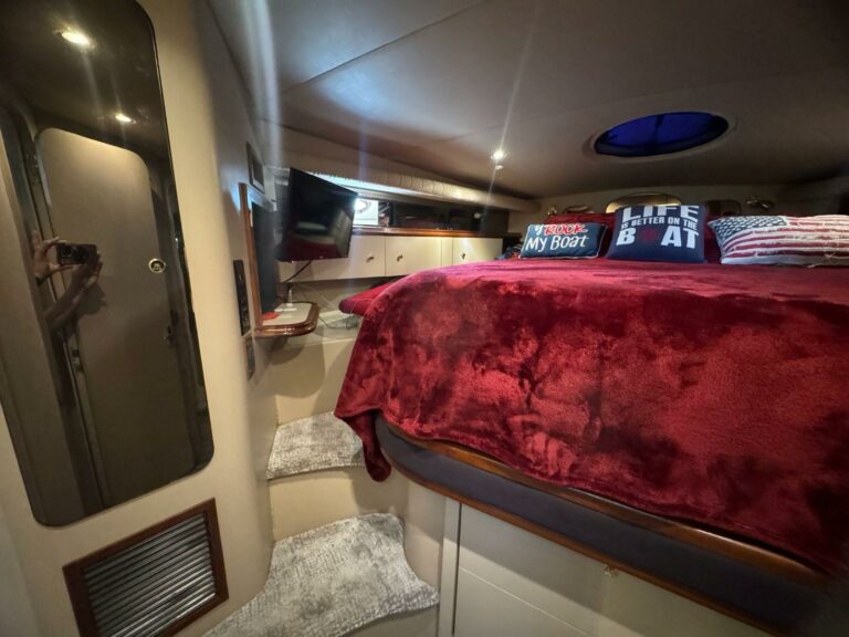 2000 Cruisers Yachts 4270 Express - photo 19