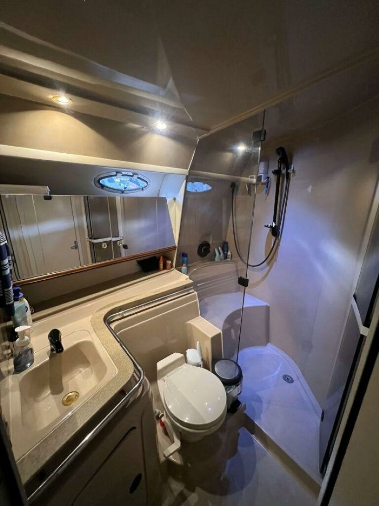 2000 Cruisers Yachts 4270 Express - photo 22