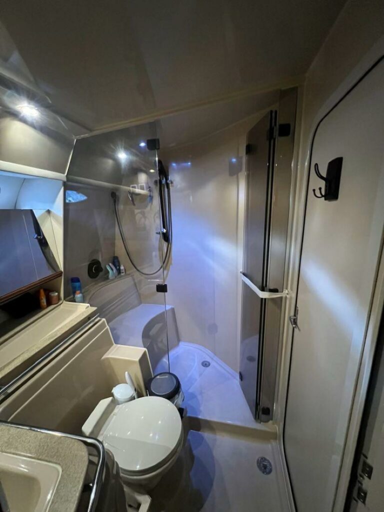 2000 Cruisers Yachts 4270 Express - photo 23