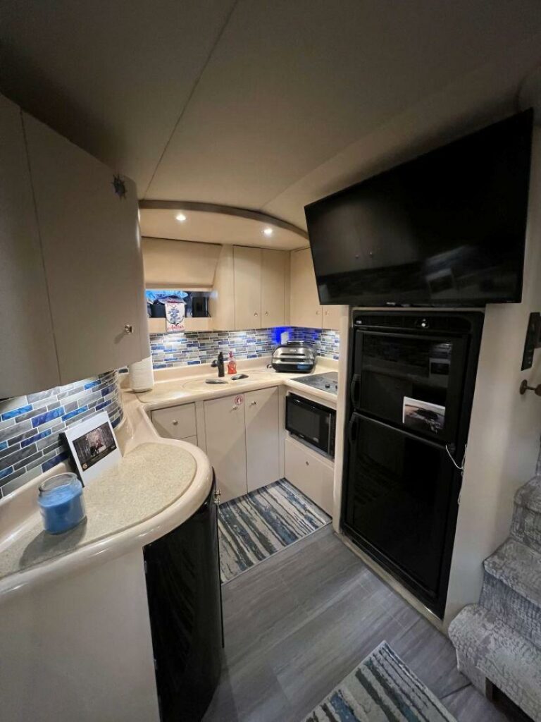 2000 Cruisers Yachts 4270 Express - photo 25