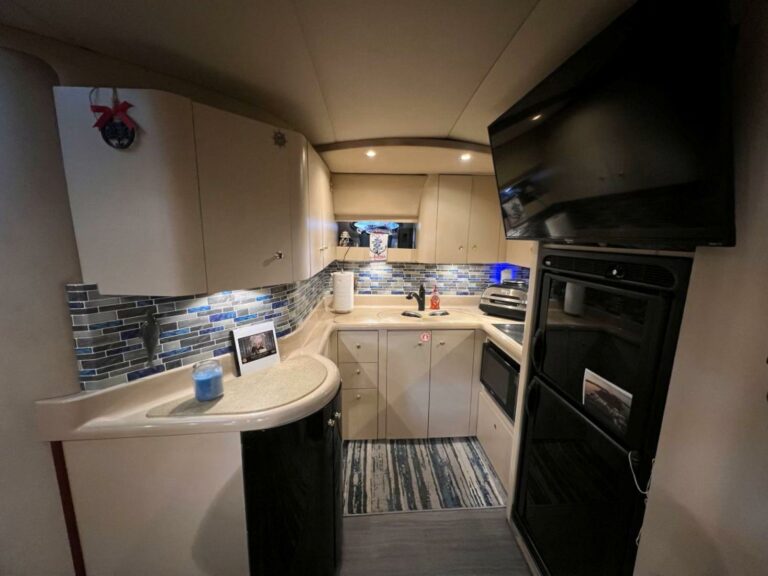 2000 Cruisers Yachts 4270 Express - photo 26