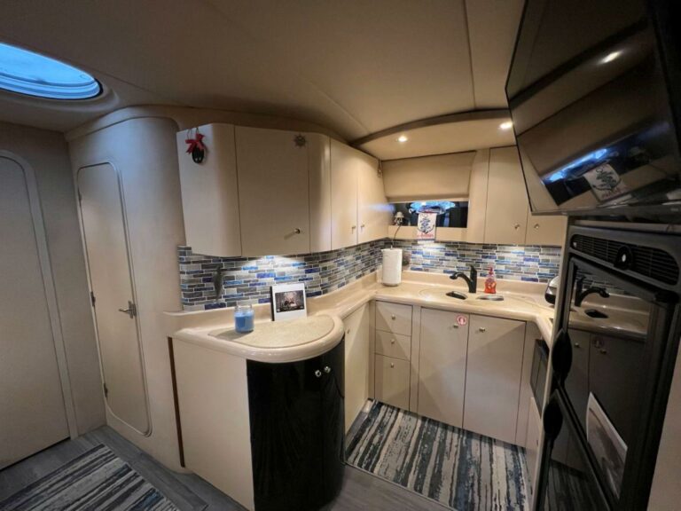 2000 Cruisers Yachts 4270 Express - photo 27