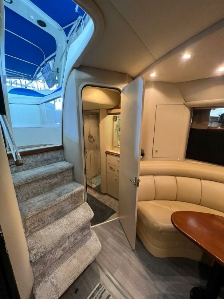 2000 Cruisers Yachts 4270 Express - photo 28