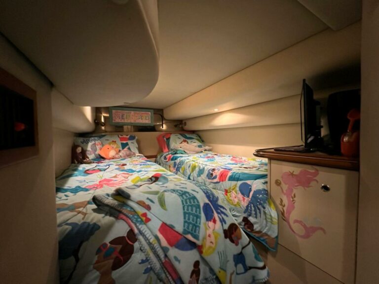 2000 Cruisers Yachts 4270 Express - photo 30