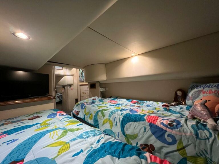 2000 Cruisers Yachts 4270 Express - photo 31