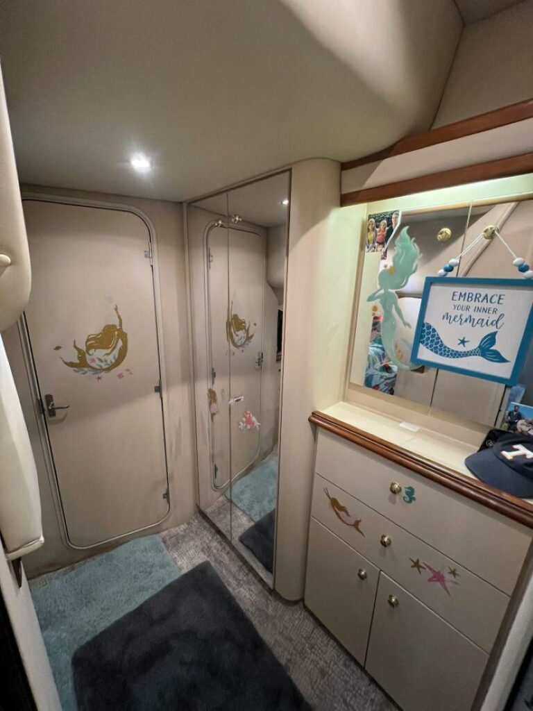 2000 Cruisers Yachts 4270 Express - photo 32