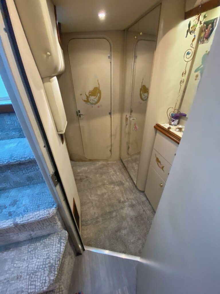 2000 Cruisers Yachts 4270 Express - photo 33