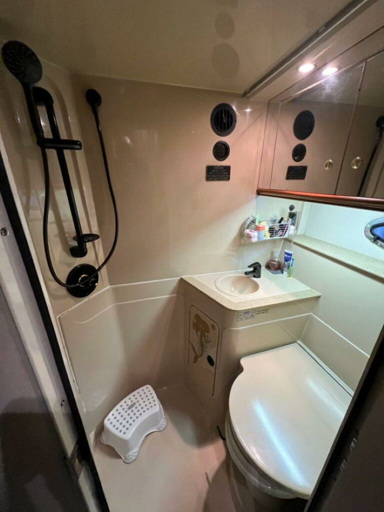 2000 Cruisers Yachts 4270 Express - photo 34