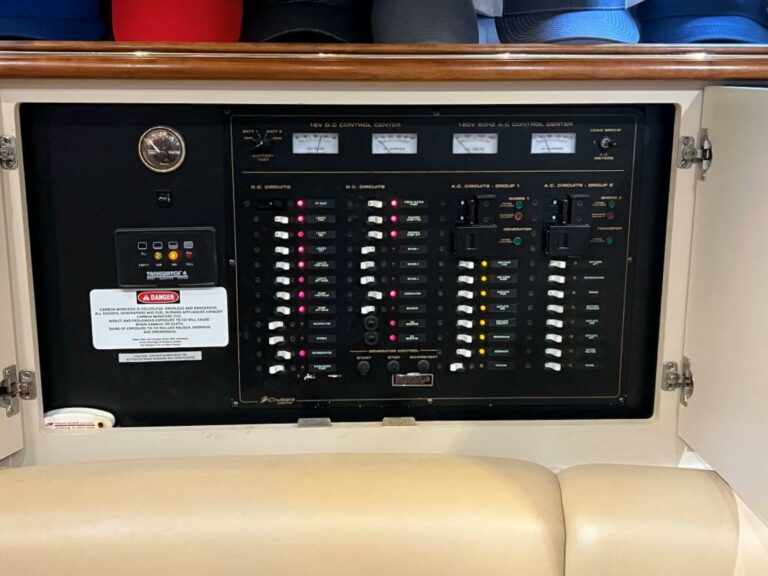 2000 Cruisers Yachts 4270 Express - photo 35
