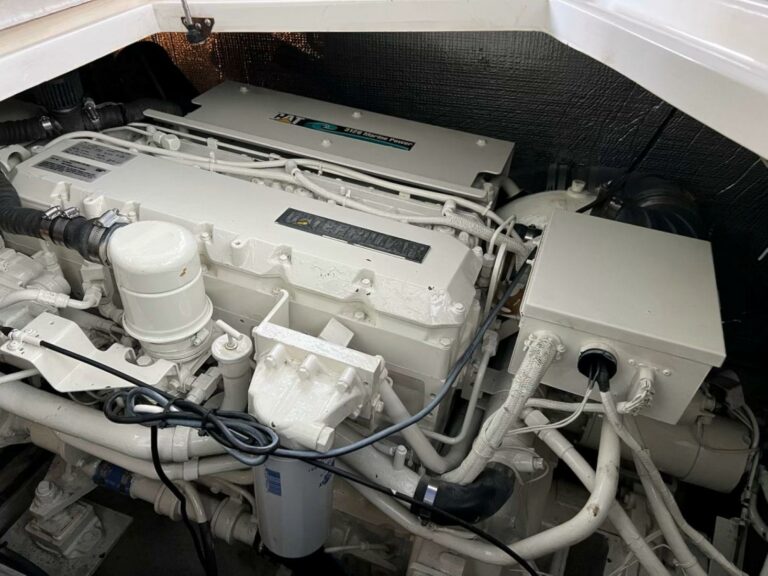 2000 Cruisers Yachts 4270 Express - photo 42