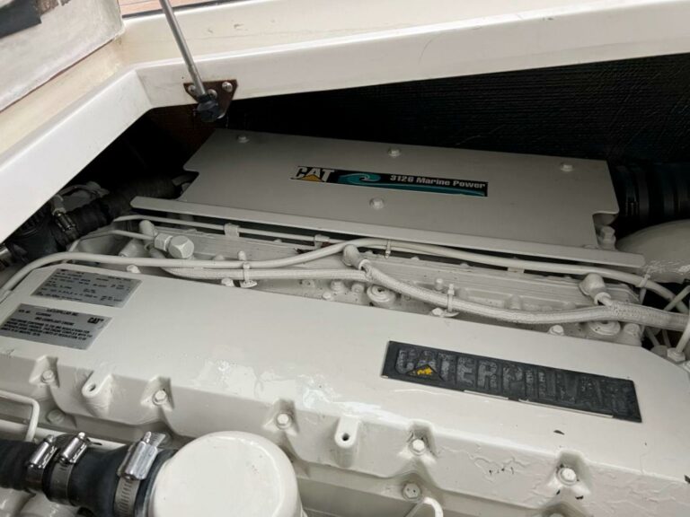 2000 Cruisers Yachts 4270 Express - photo 43