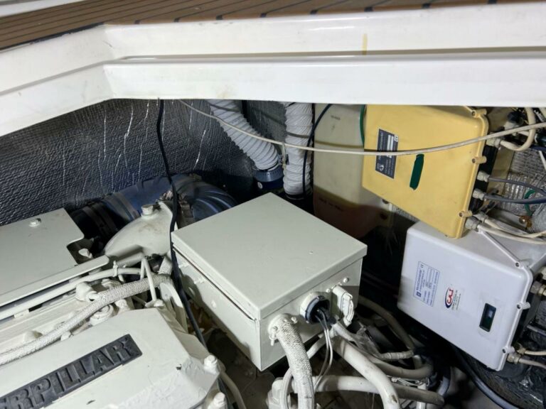 2000 Cruisers Yachts 4270 Express - photo 44