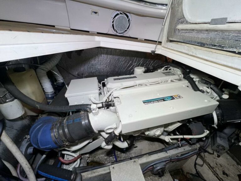 2000 Cruisers Yachts 4270 Express - photo 45
