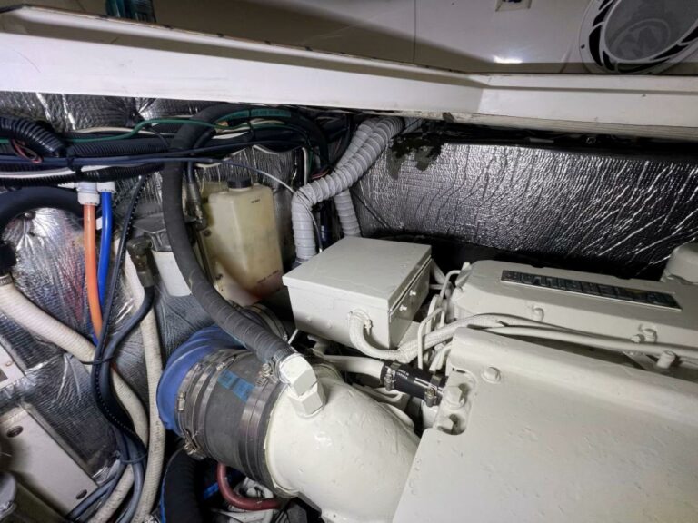 2000 Cruisers Yachts 4270 Express - photo 46