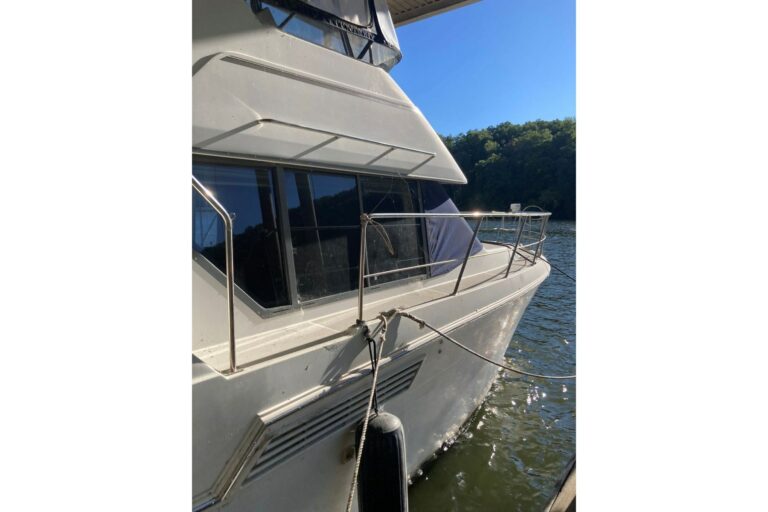 1996 Carver 355 Aft Cabin Motor Yacht - photo 3