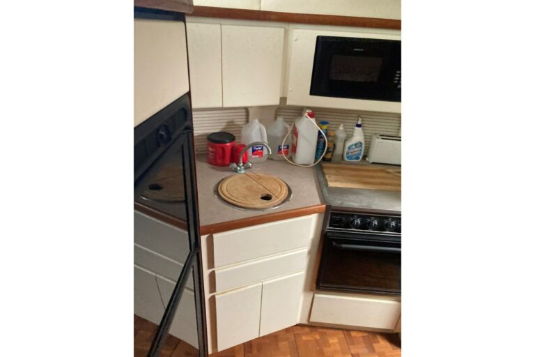 1996 Carver 355 Aft Cabin Motor Yacht - photo 17