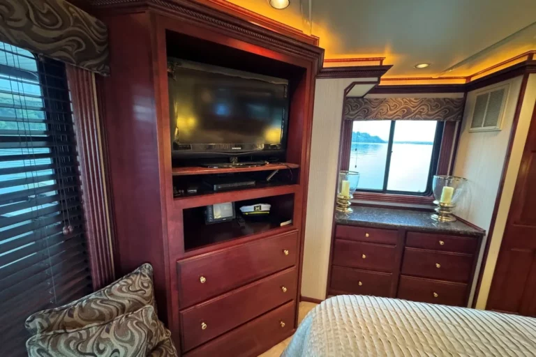 listing_f0a12ca68113452da67091f2b9467401