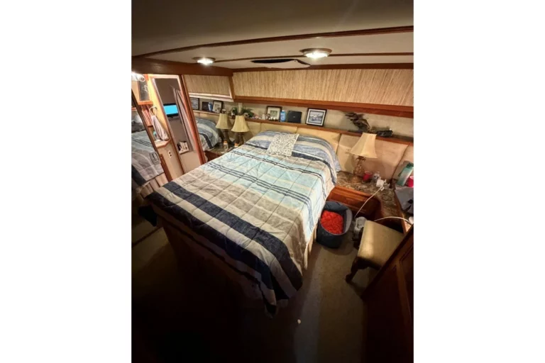 1987 Carver 4207 Aft Cabin Motor Yacht