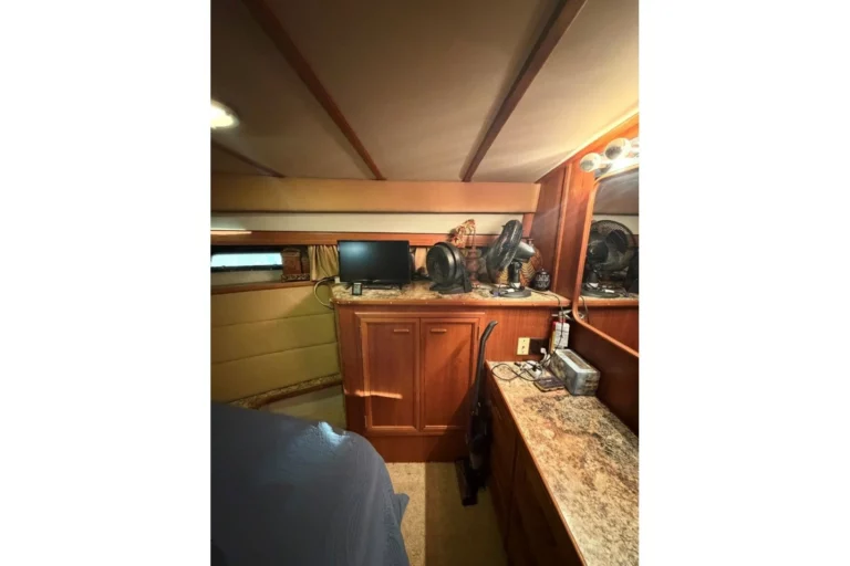 1987 Carver 4207 Aft Cabin Motor Yacht