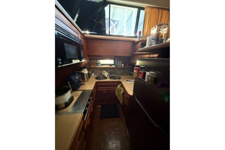 1987 Carver 4207 Aft Cabin Motor Yacht