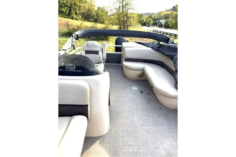 2017 Sun Tracker Party Barge 20 DLX