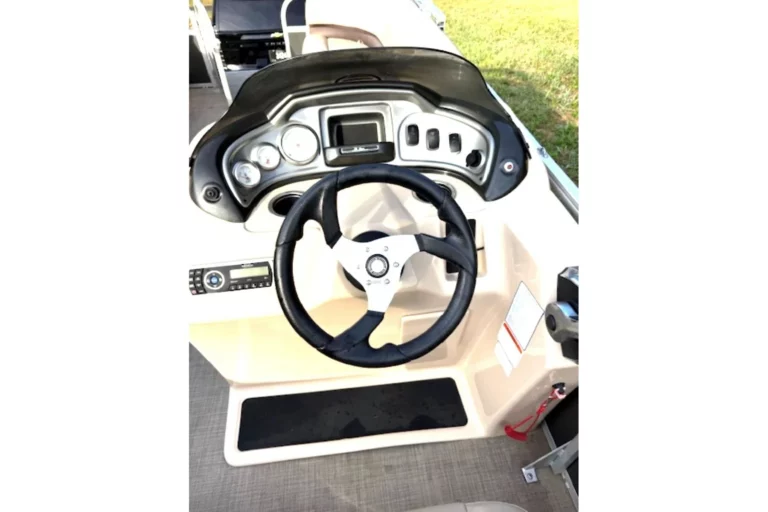 2017 Sun Tracker Party Barge 20 DLX